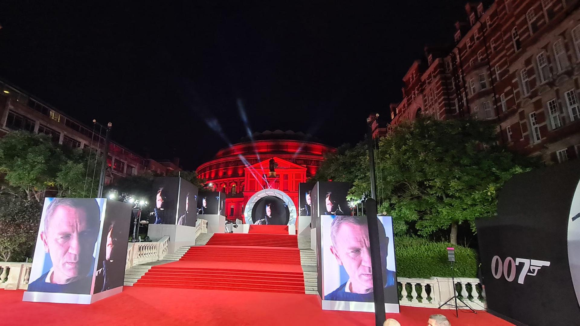 PROLIGHTS StudioCob illumina la prima "No Time To Die"