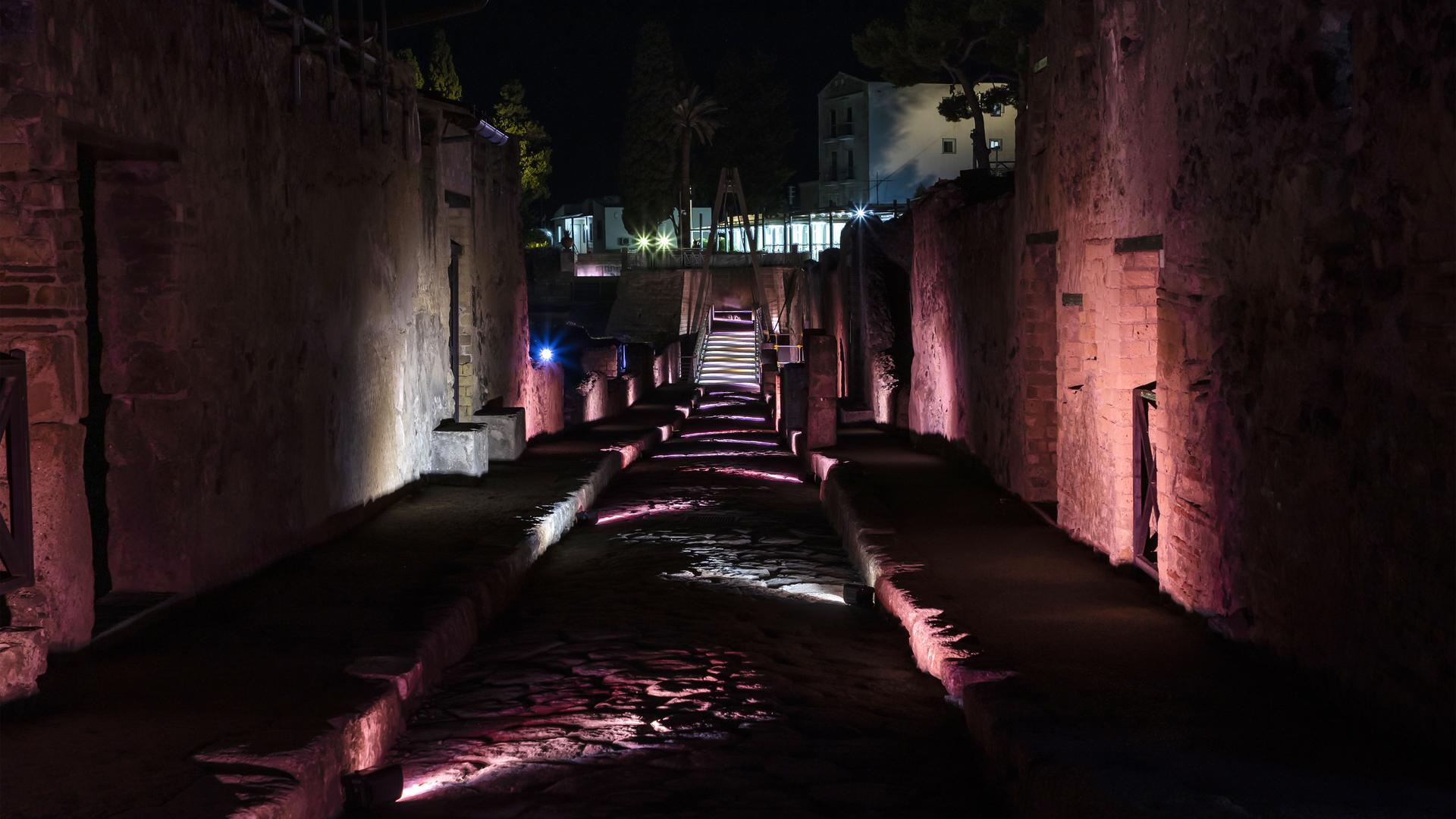 PROLIGHTS fixtures light up the second edition of  "I Venerdì di Ercolano"