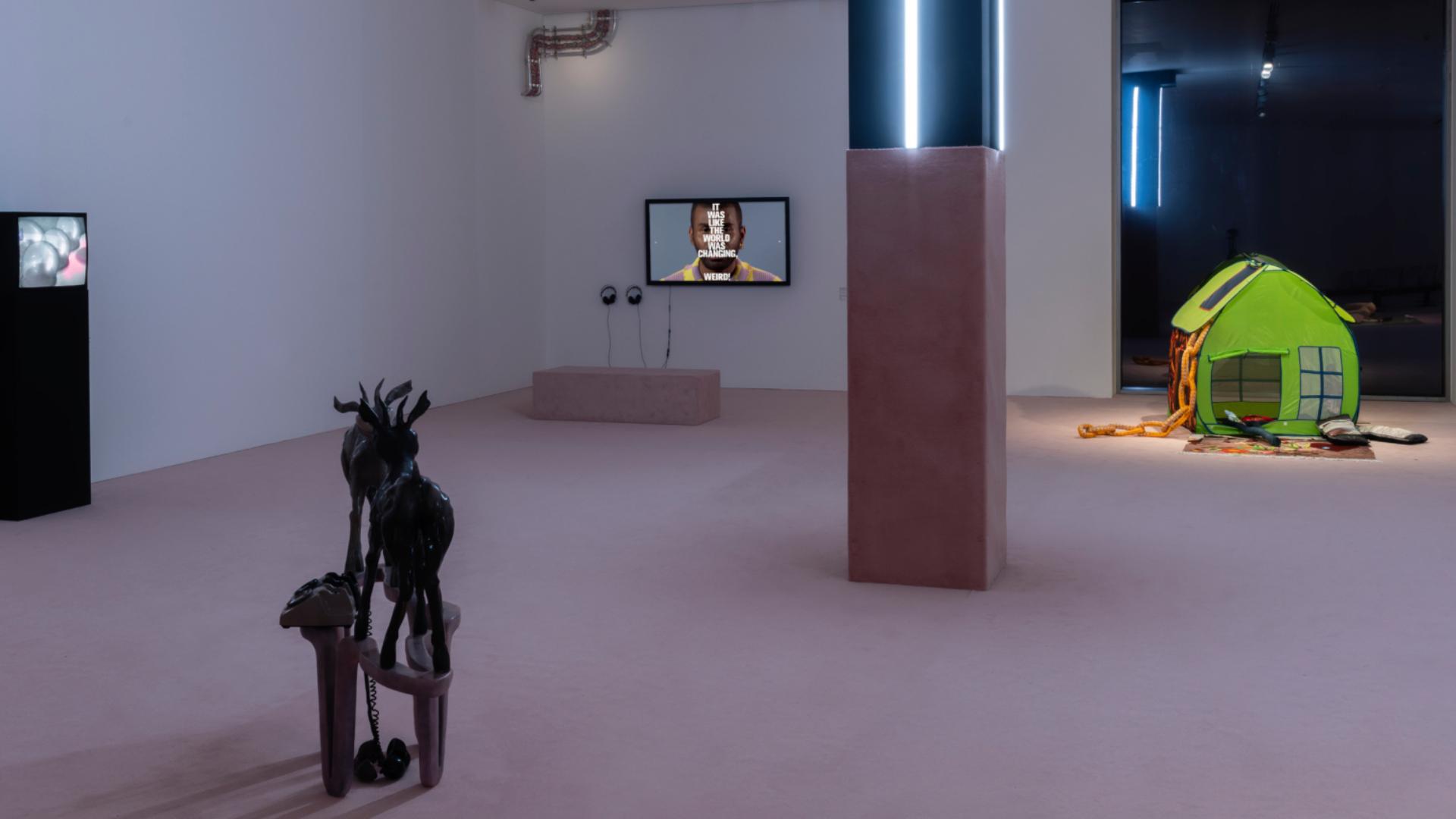 I DisplayCob illuminano la mostra "After Laughter Comes Tears"
