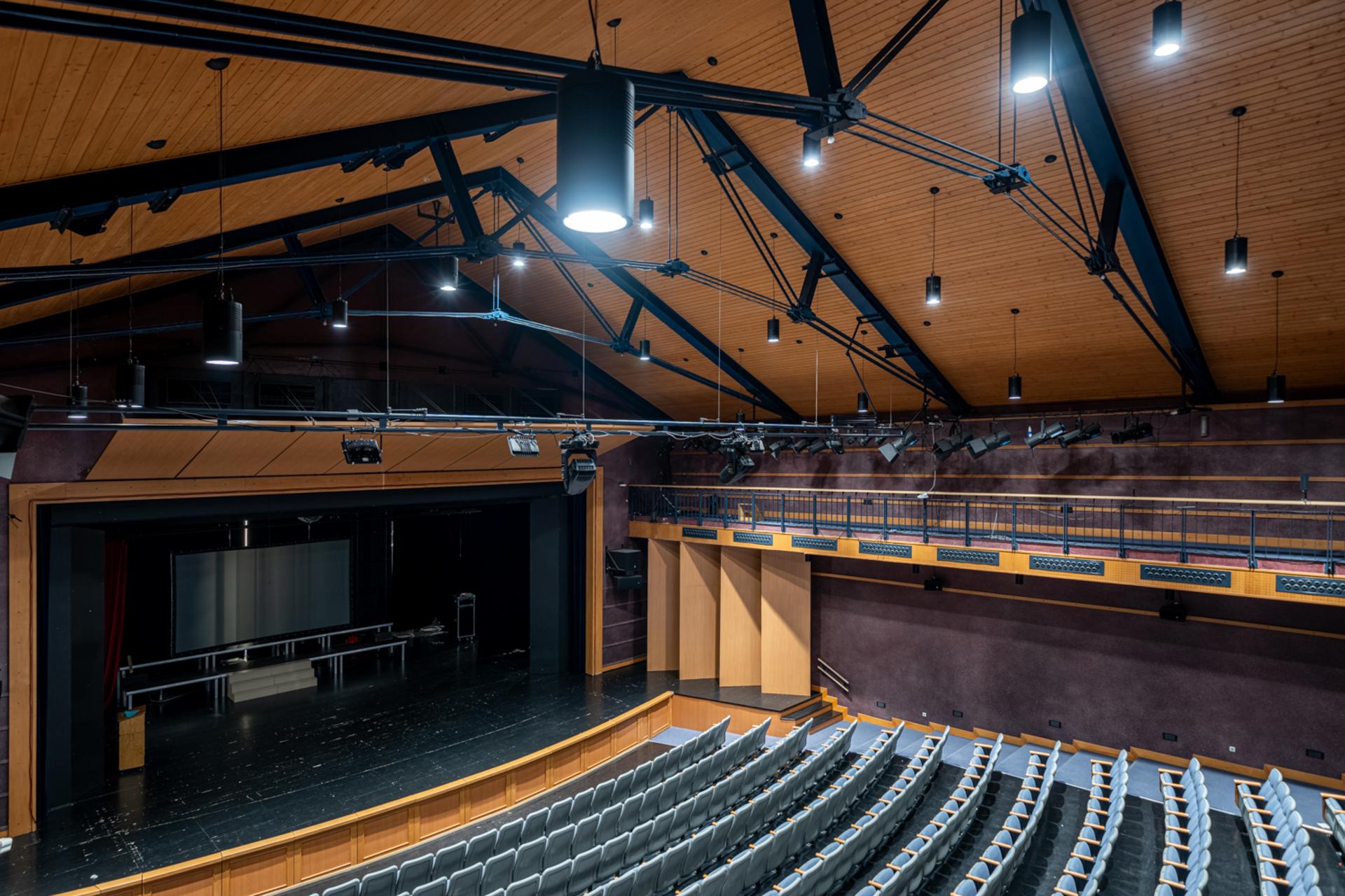 La Budapest American International School rinnova l'illuminazione dell'auditorium con i LED Houselight PROLIGHTS