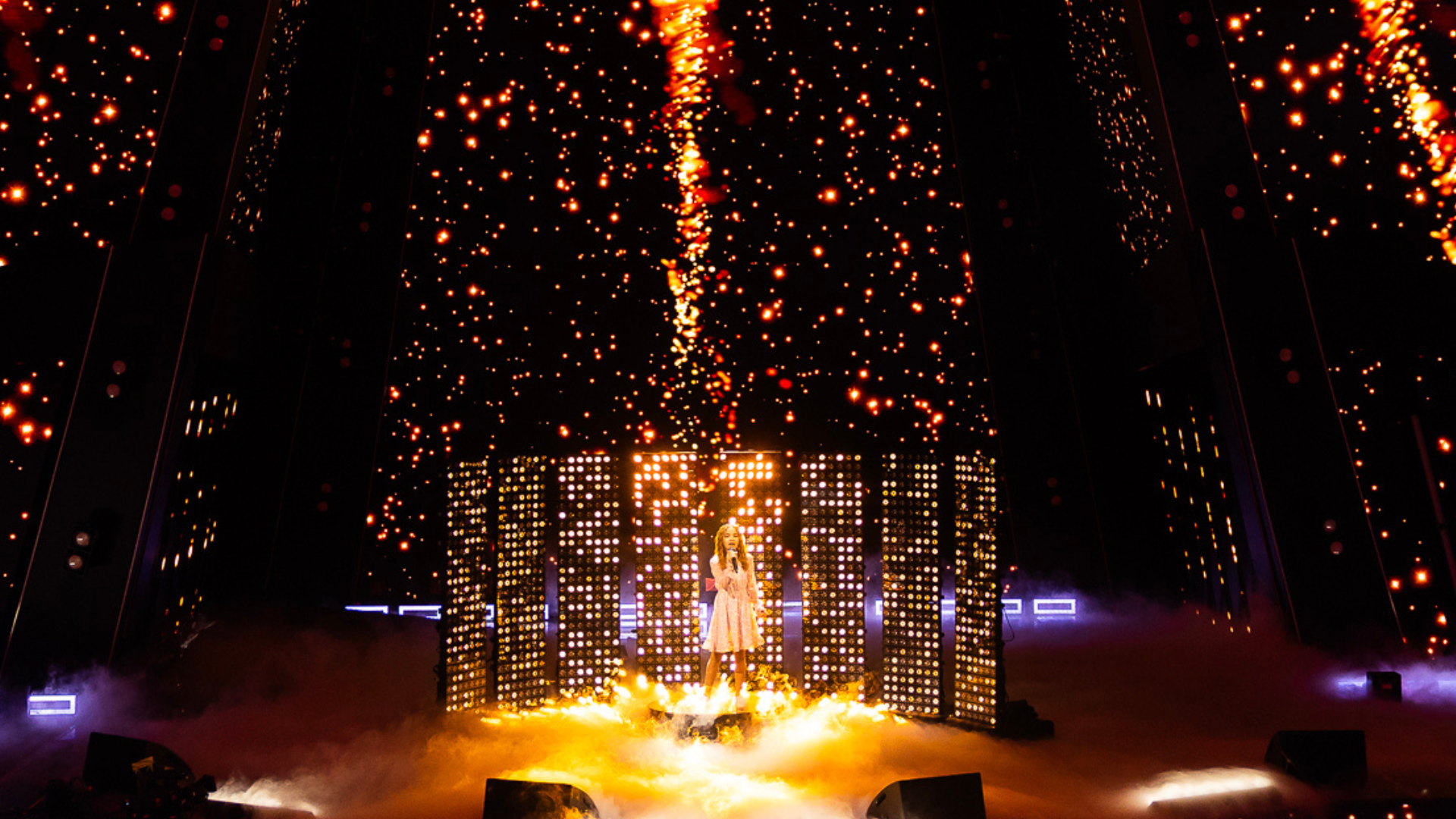 PROLIGHTS HaluPix Duo illumina la scena di Must Be the Music