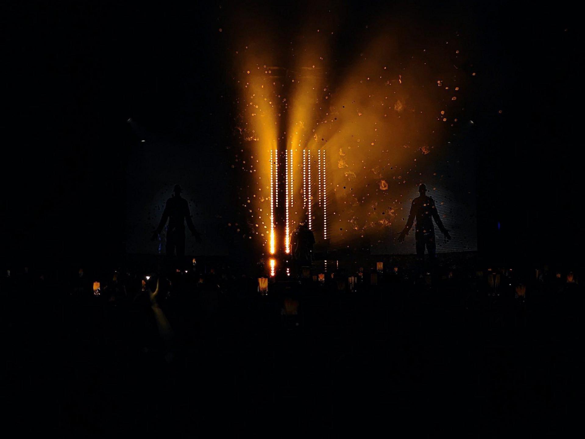 L'HaluPix Duo di PROLIGHTS esalta la scena del tour “Groteska” di Jan-Rapowanie