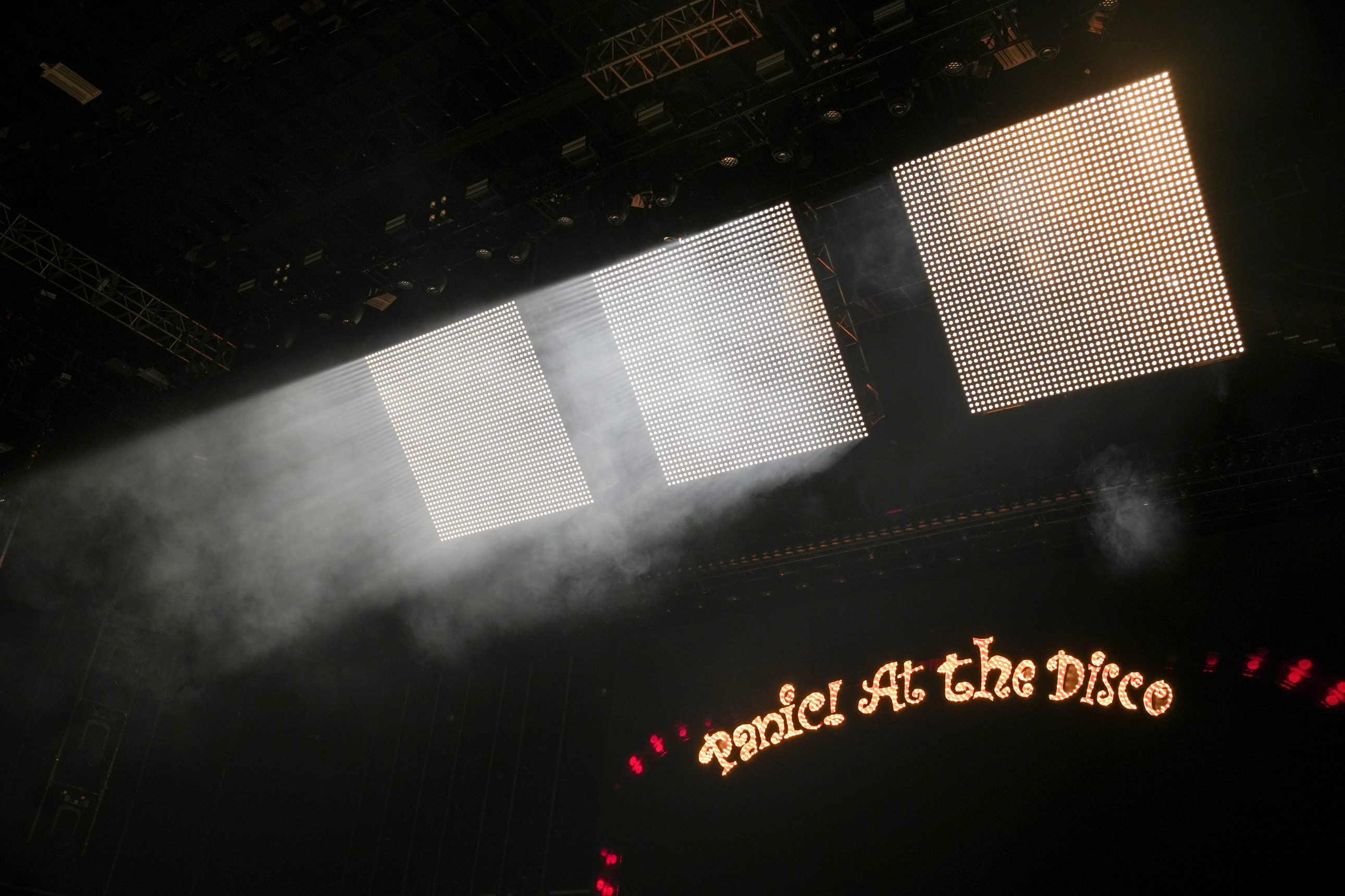 HaluPix Duo crea un'energia visiva straordinaria al When We Were Young Festival